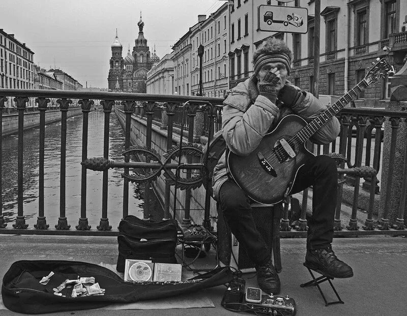 Бомж гитарист. Уличные музыканты СПБ. Уличные музыканты в Питере. Музыканты на улице. Уличный музыкант на гитаре.