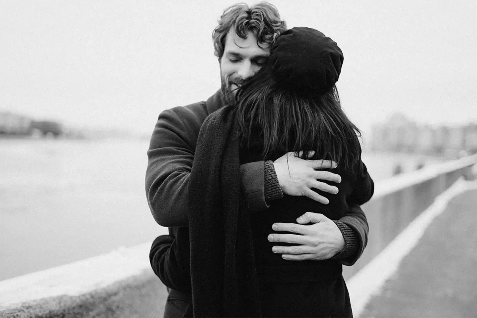 Незнакомый парень обнимает. Люди обнимаются. Обнимашки людей. Объятия влюбленных. Мужчина обнимает женщину.