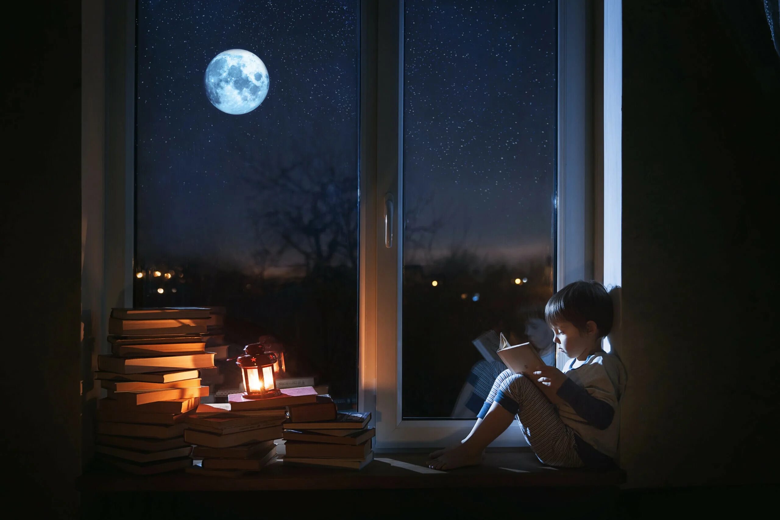 Свет в окне читать. Лунный свет в окне. Сидит на подоконнике. Мальчик ночью у окна. Парень сидящий на подоконнике ночи.