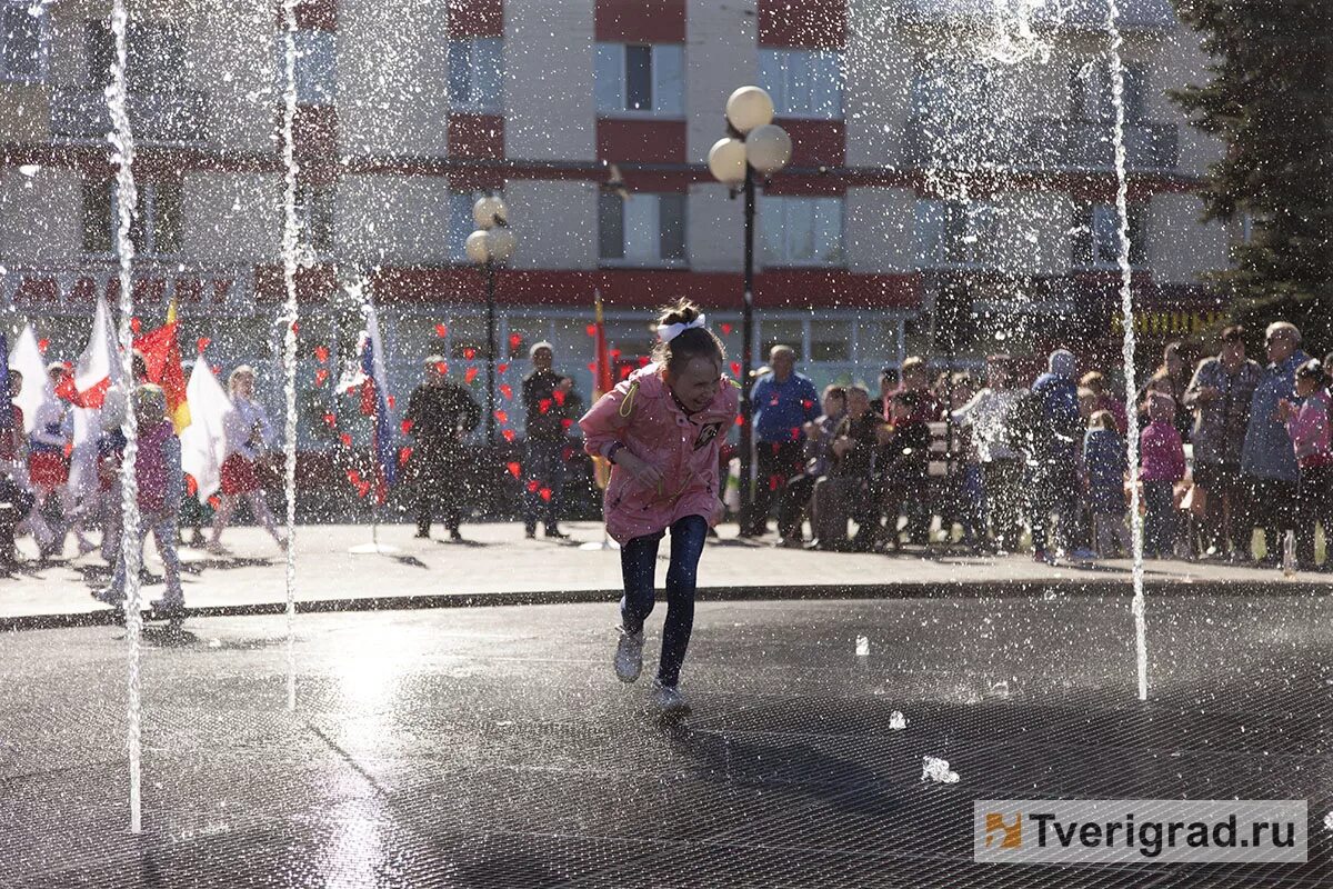 Погода тверь февраля. Фантан в Заволжском районе Тверь. Погоды танец.