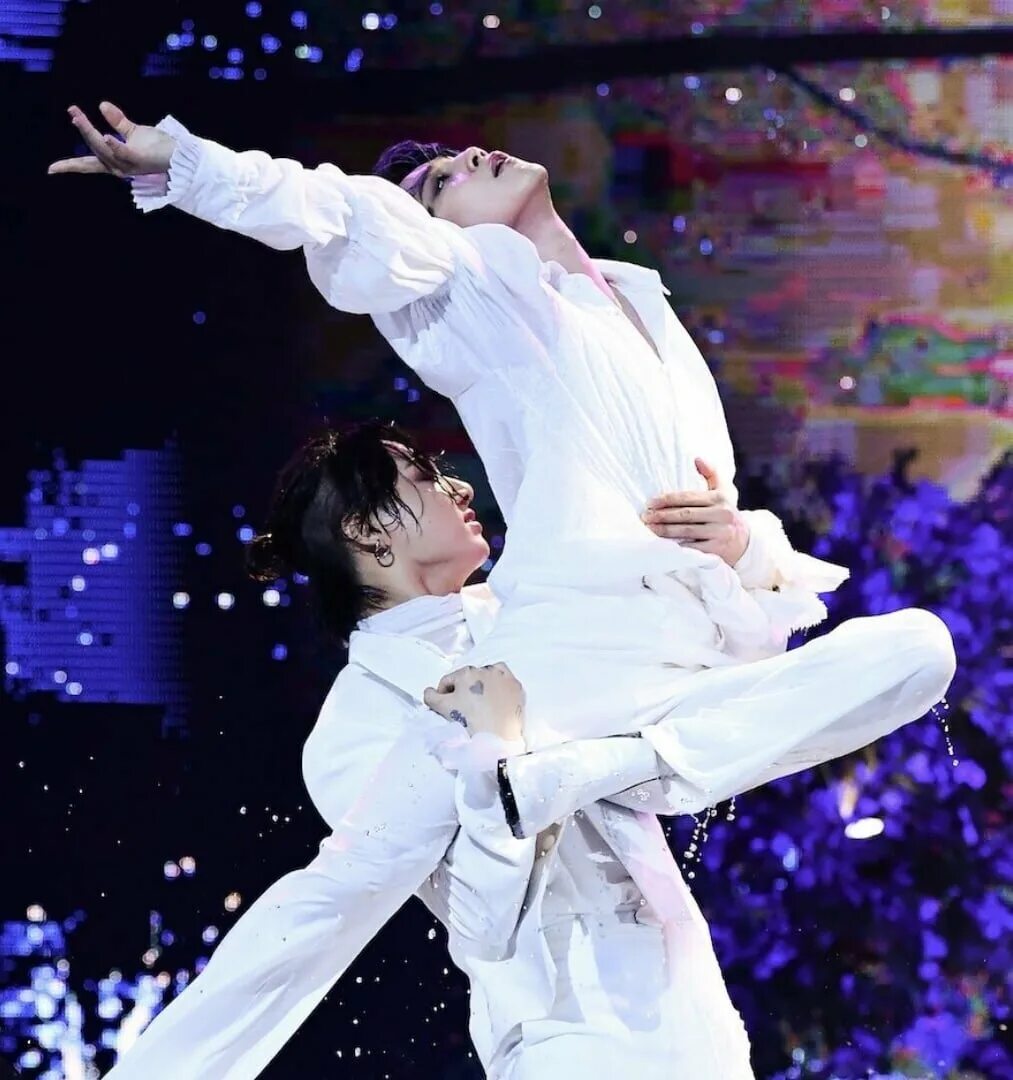 Чонгук бтс. Чигуки jikook. Хосок чимин чонгук и тэхен. Чонгук чимин чонгук. Танец чонгука и чимина.