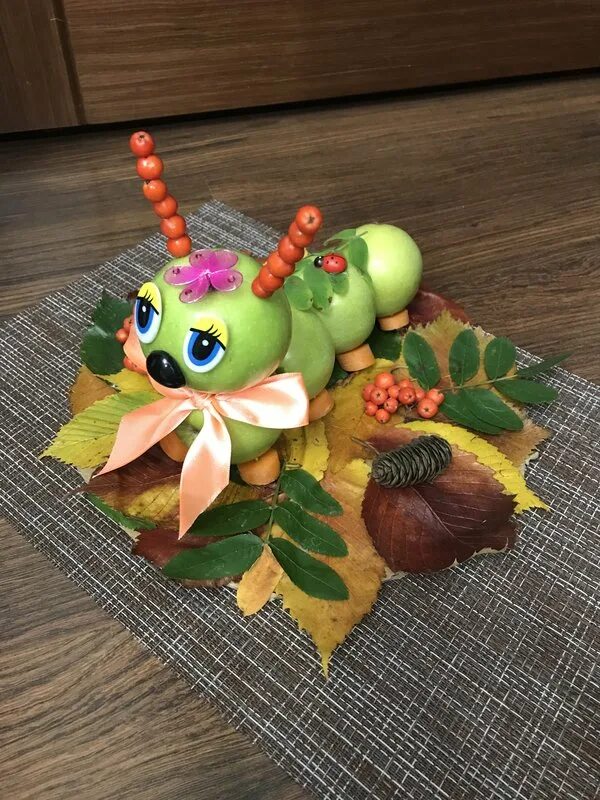 Гусеница из кленовых листьев