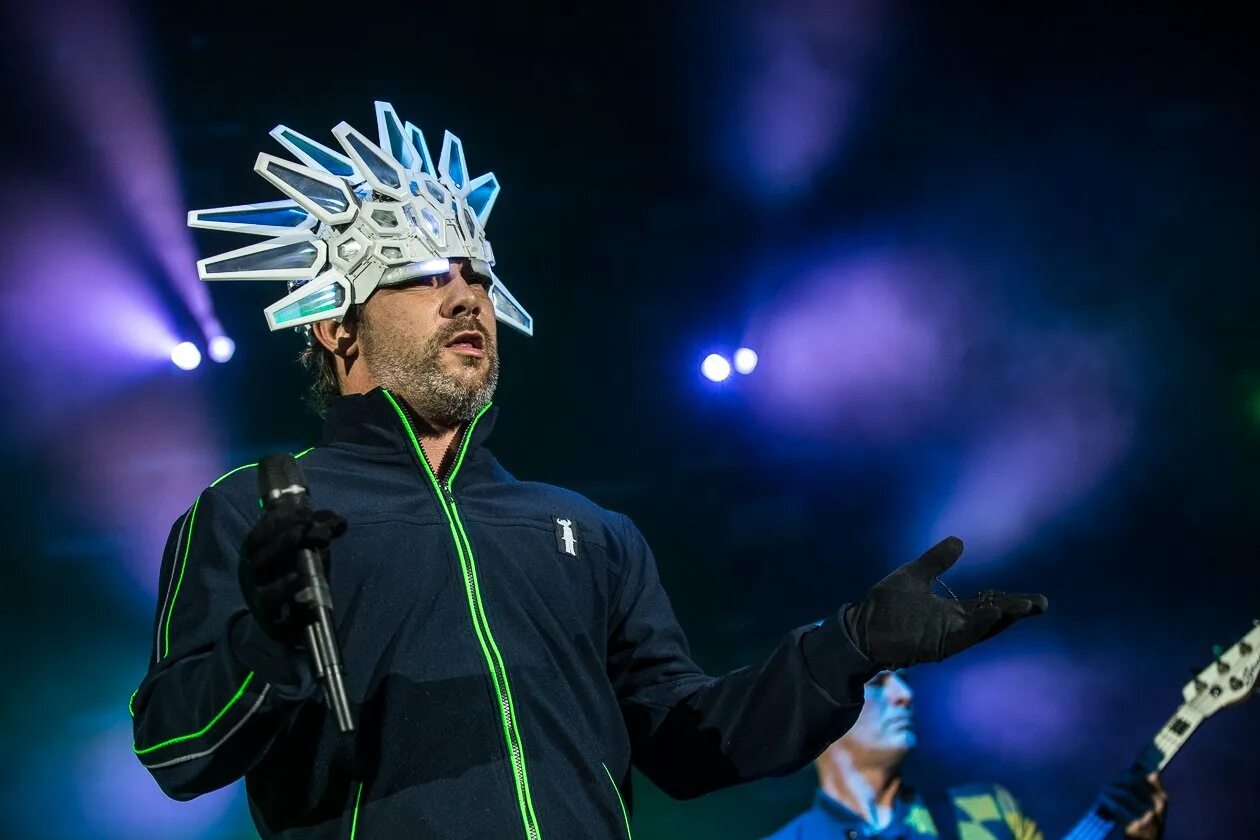 Пи джи кей. Джей кей jamiroquai. джамироквай 2025. jamiroquai джей кей 2002. группа jamiroquai 2025.