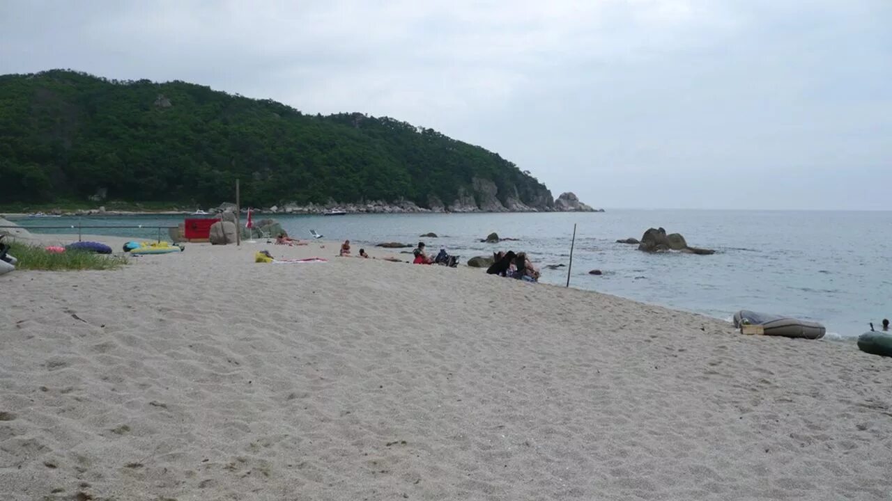 Триозерье бухта окуневая. Лазурный берег приморья база отдыха. Триозёрье приморский край лазурный берег. Бухта триозерье. Лазурный берег находка.