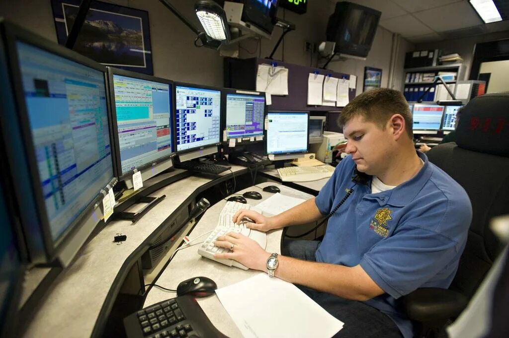 Оператор 213. 911 dispatcher. диспетчер. диспетчер полиции сша. компьютерный оператор.