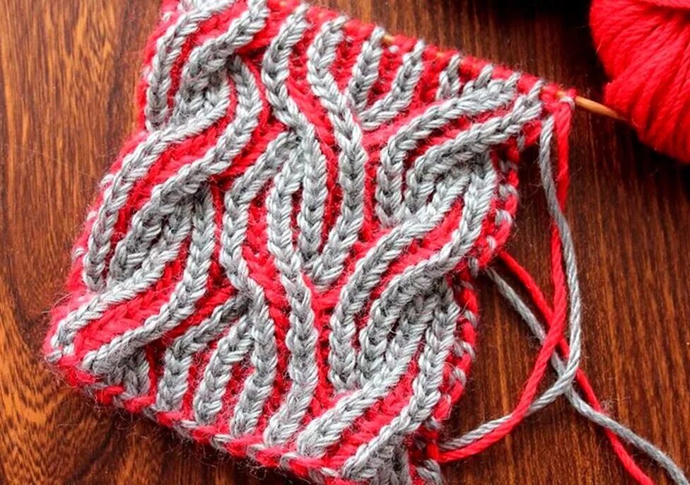 Техника бриошь крючком. Резинка Бриошь. Двухцветный узор Бриошь. Бриошь вязание спицы. Резинка Бриошь 2х2.