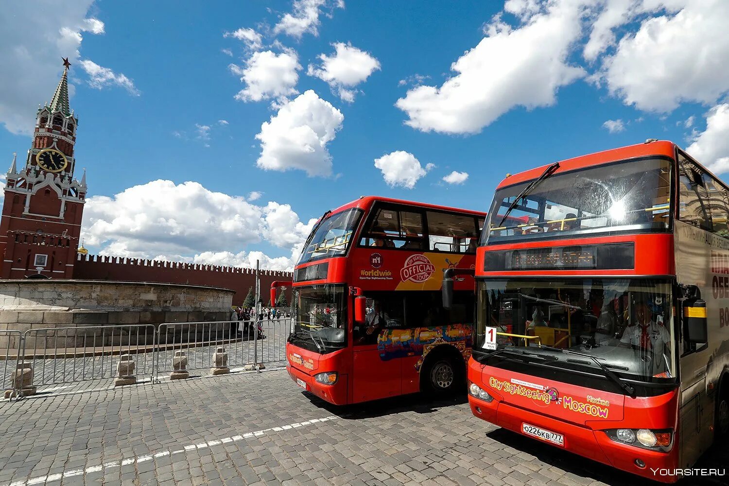 Автобус City Sightseeing Москва. Красный автобус. Автобусная экскурсия. Двухэтажный туристический автобус.