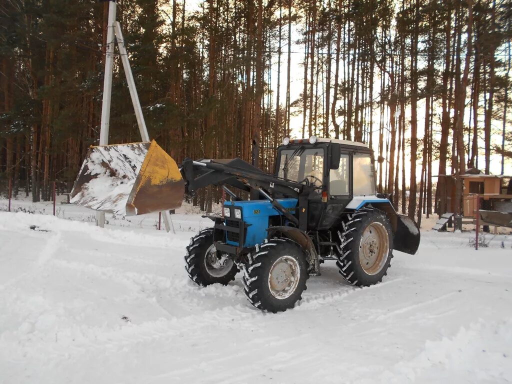 Аренда трактора снег. Трактор МТЗ 82 уборка снега. МТЗ 82 уборка снега. Уборка снега кун МТЗ. МТЗ кун снег.