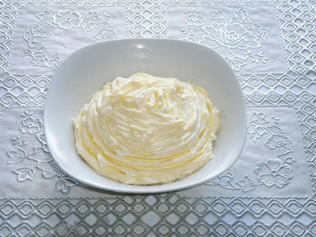 Простой рецепт крема со сгущенкой. Масляный крем. Заварной масляный крем. Масляный крем со сгущенкой. Сливочно-масляный крем.