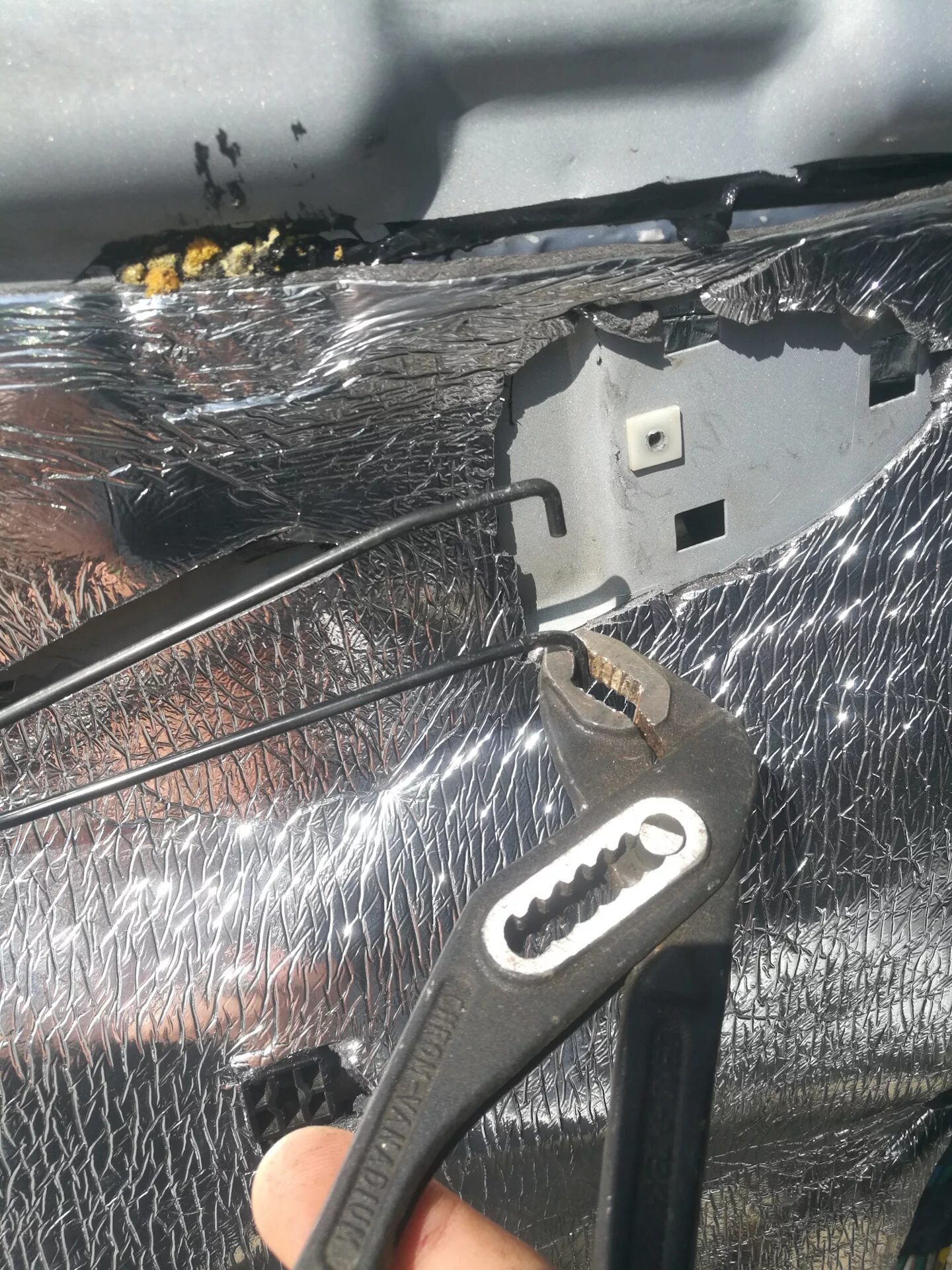 Плохо открывается дверь ваз 2112. Плохо открывается дверь изнутри. Лансер 9 датчики открытия дверей. Провисшие двери митсубиси. Дверной замок изнутри ваз 2110.