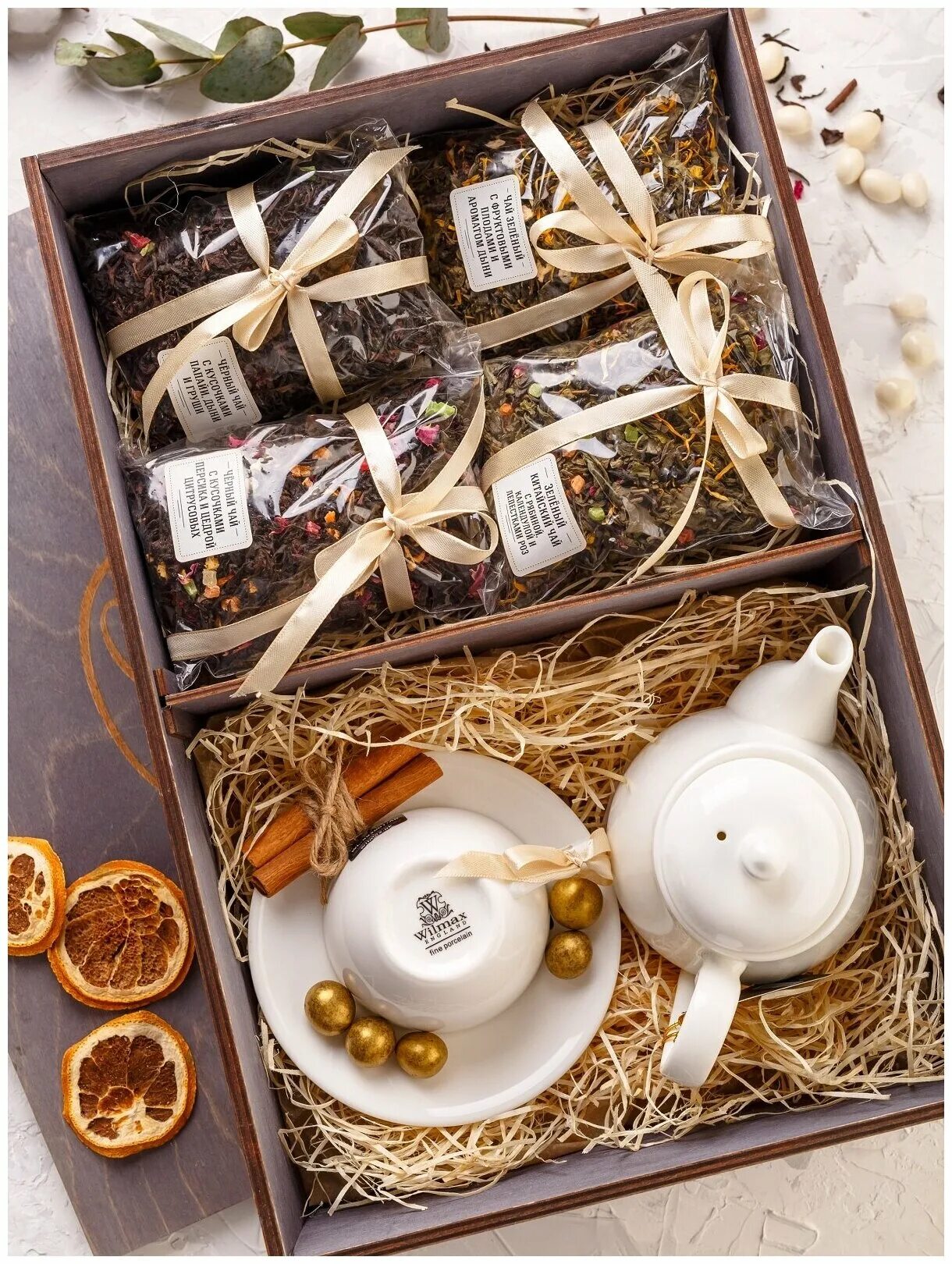 Чай новогодний коробка. Кофе в подарок. Кофейные подарочные боксы. Подарочный набор орехи чай. Подарочный набор чай шоколад.