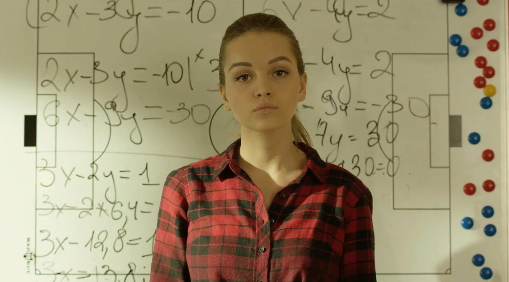 Вне решить. Вне игры сериал василина юсковец. василина юсковец в сериале ивановы. василина юсковец вне игры фото. вне игры сериал лиза.