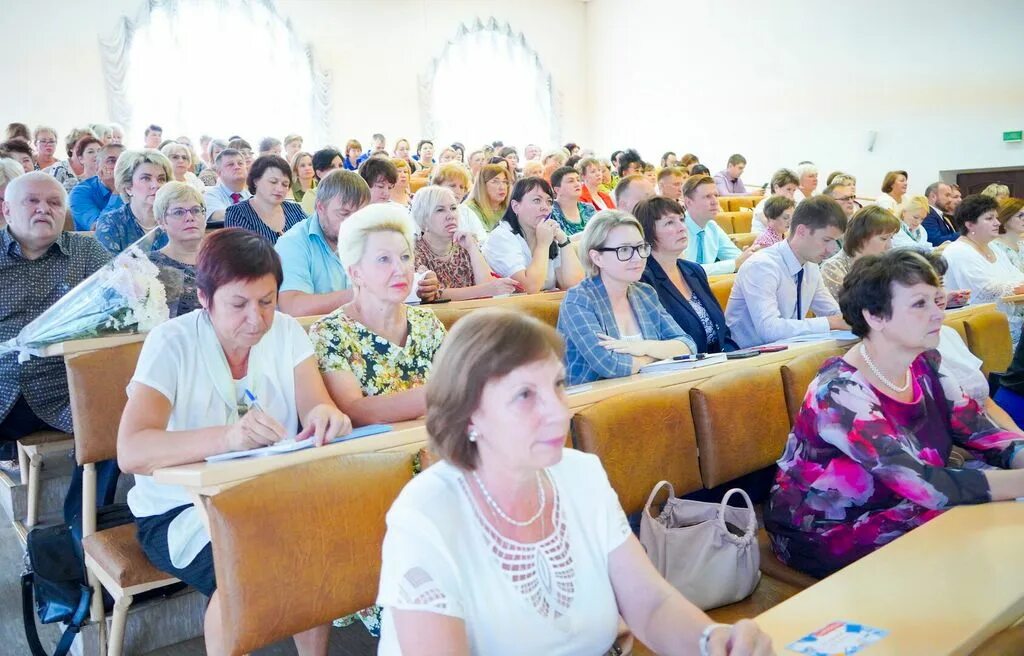 Педагогическая конференция организация. Педагогическая конференция. Совещание педагогов. Конференция работников. Августовская конференция работников образования 2024.