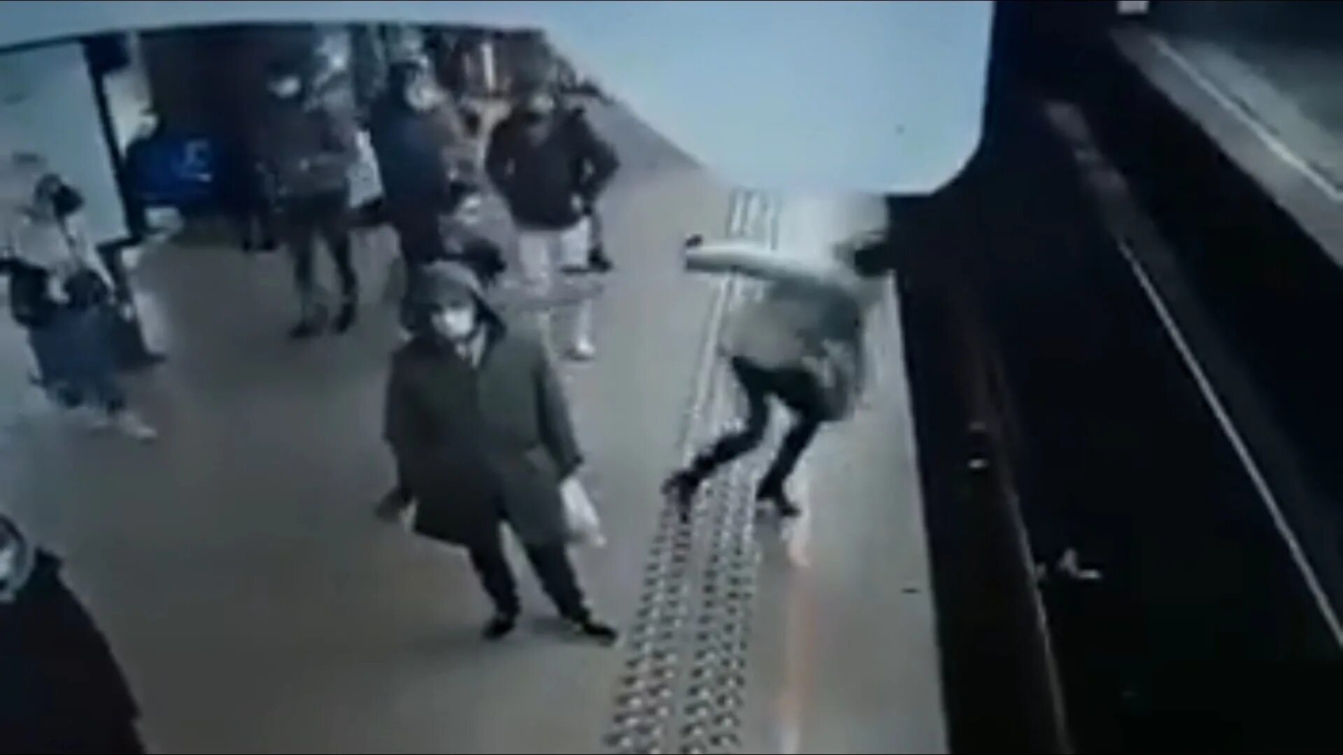 Парень столкнул женщину в метро. Толкнул под поезд в метро.