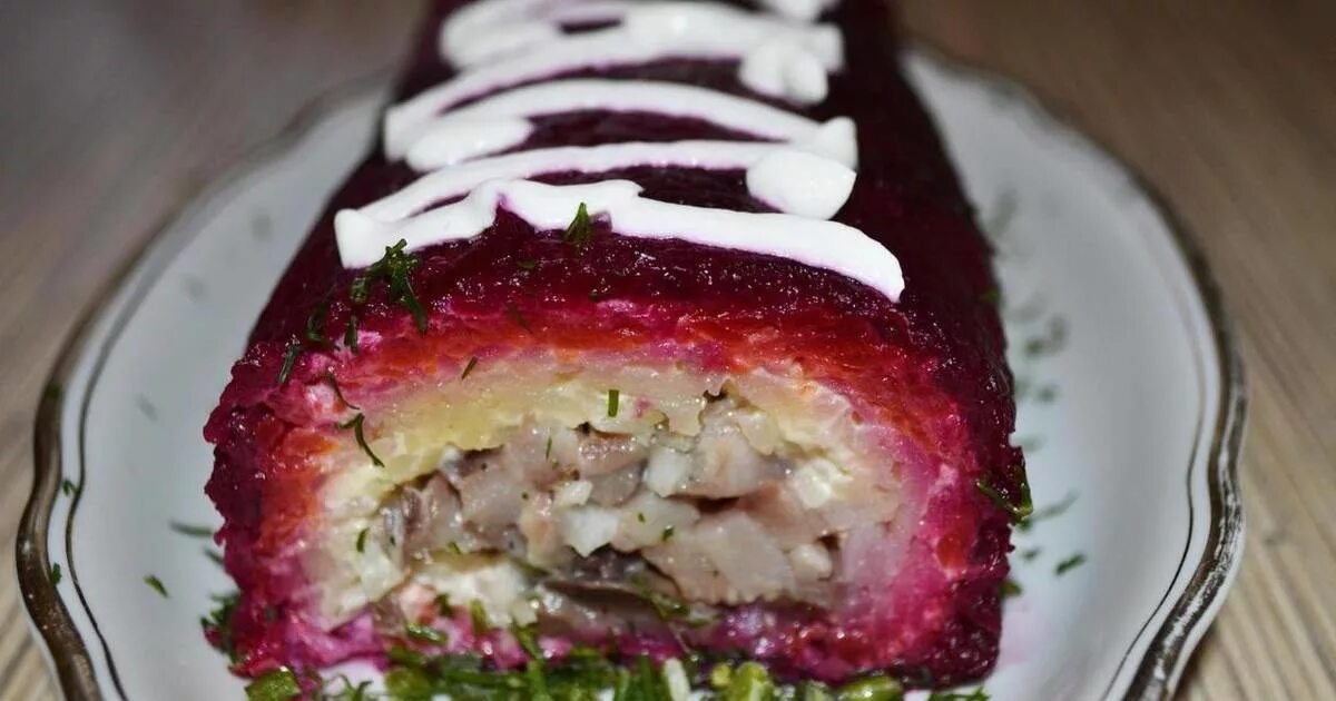 рулетики сельдь под шубой. сельдь подшуба. сельдь под шубой рулетом. селёдка под шубой в рулете пошаговый. рулетик подшуба.