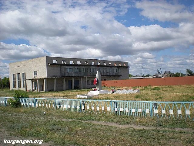 Менщиково курганская область кетовский район. Село Менщиково Курганская область Кетовский район. Памятник в Лесниково в Кетовском районе. Курган село Менщиково.