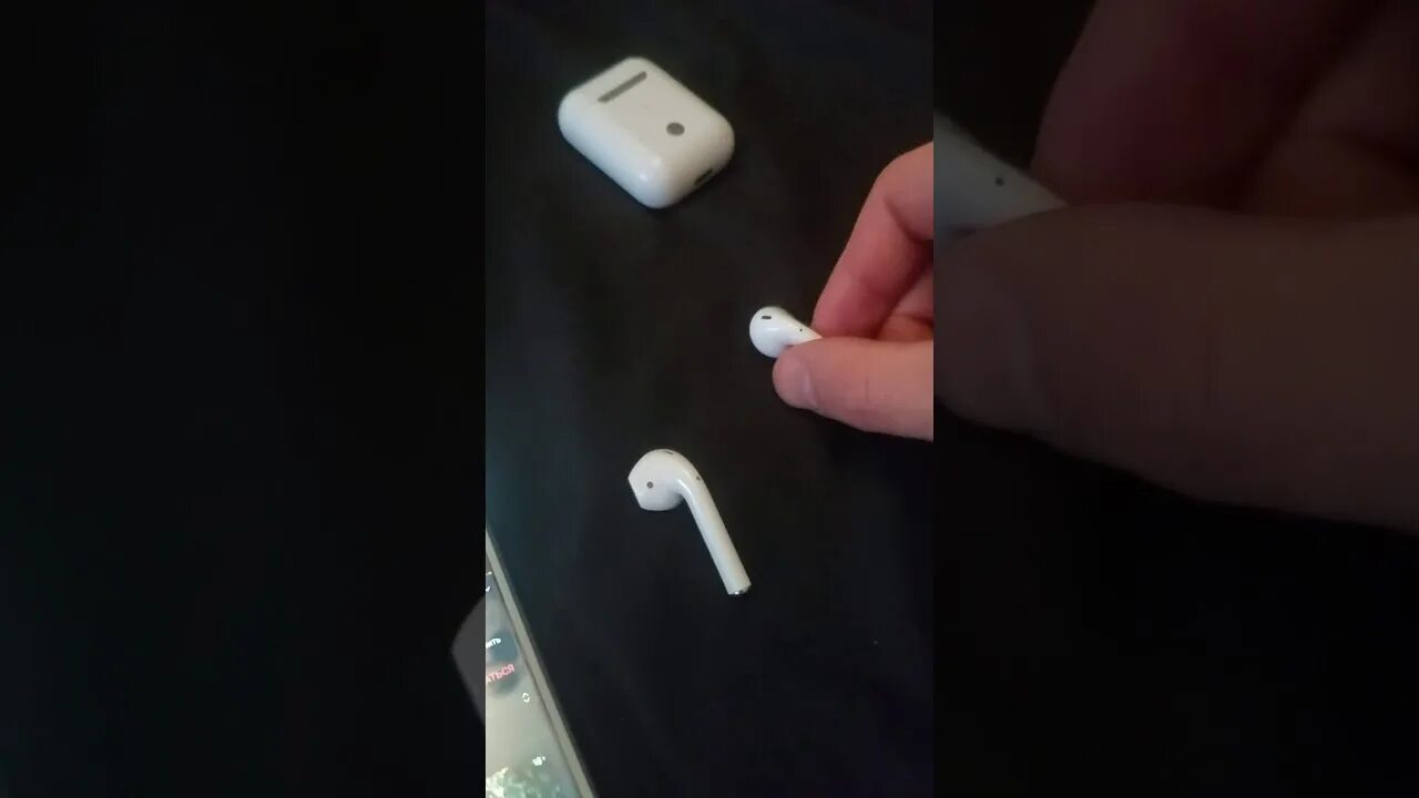 AIRPODS 3 не заряжается наушник. Аирподс один наушник. AIRPODS подключается один наушник. AIRPODS 1 наушник не заряжается.