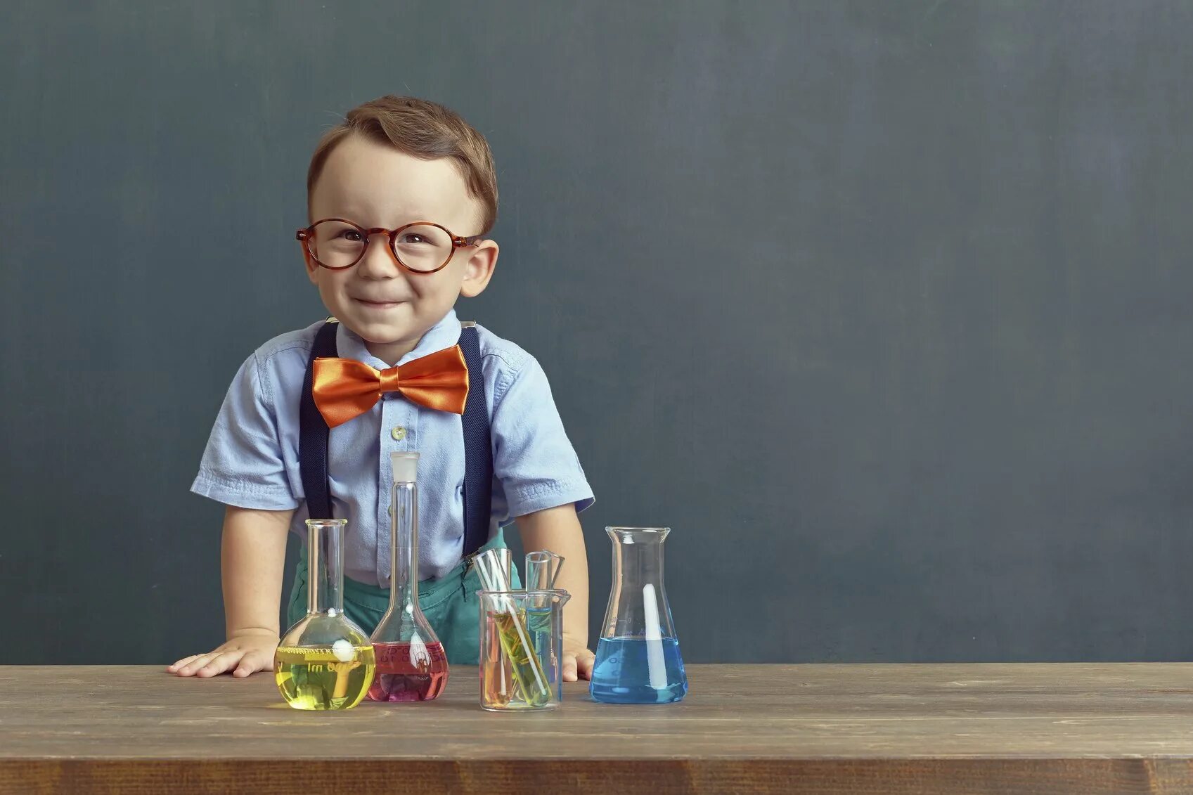 Маленький ученый. Ребенок ученый. Дети исследователи. Маленький ребенок ученый.