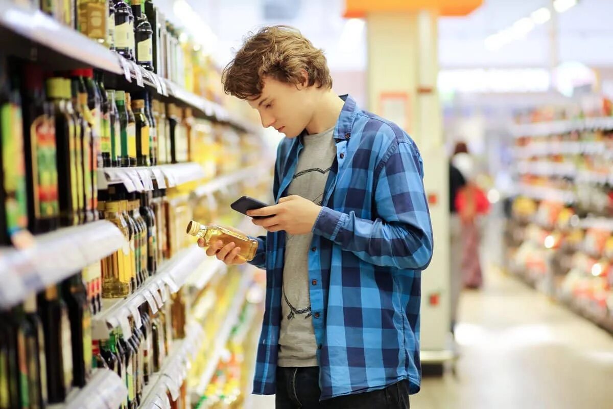 мужчина в магазине. цен мужик. мужчина со списком в магазине. люди в супермаркете с корзиной. парень с тележкой в магазине.