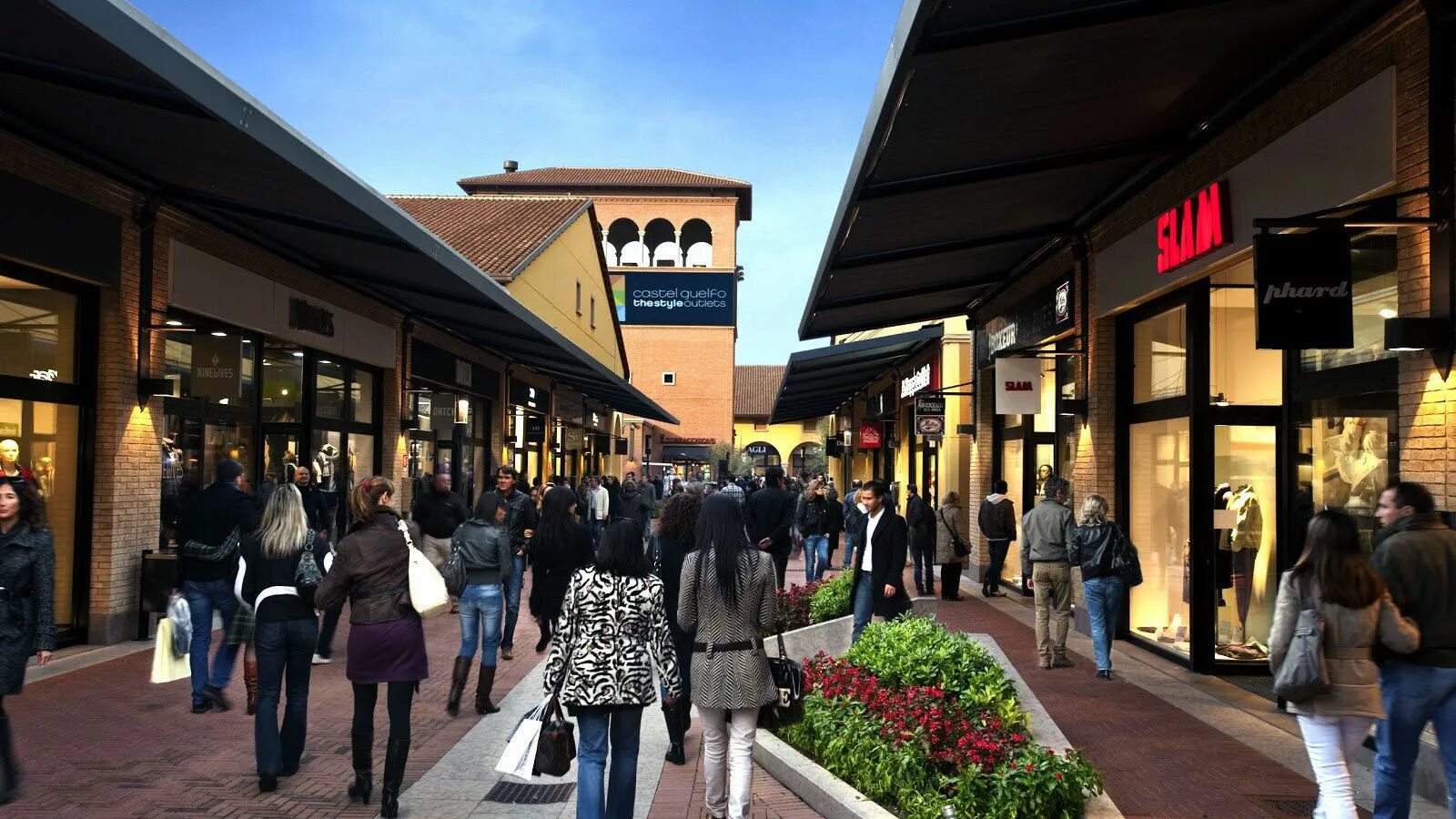 Shopping outlet. Серравалле аутлет Рим. Outlet Village Италия. Шоппинг в Италии аутлет Serravalle.