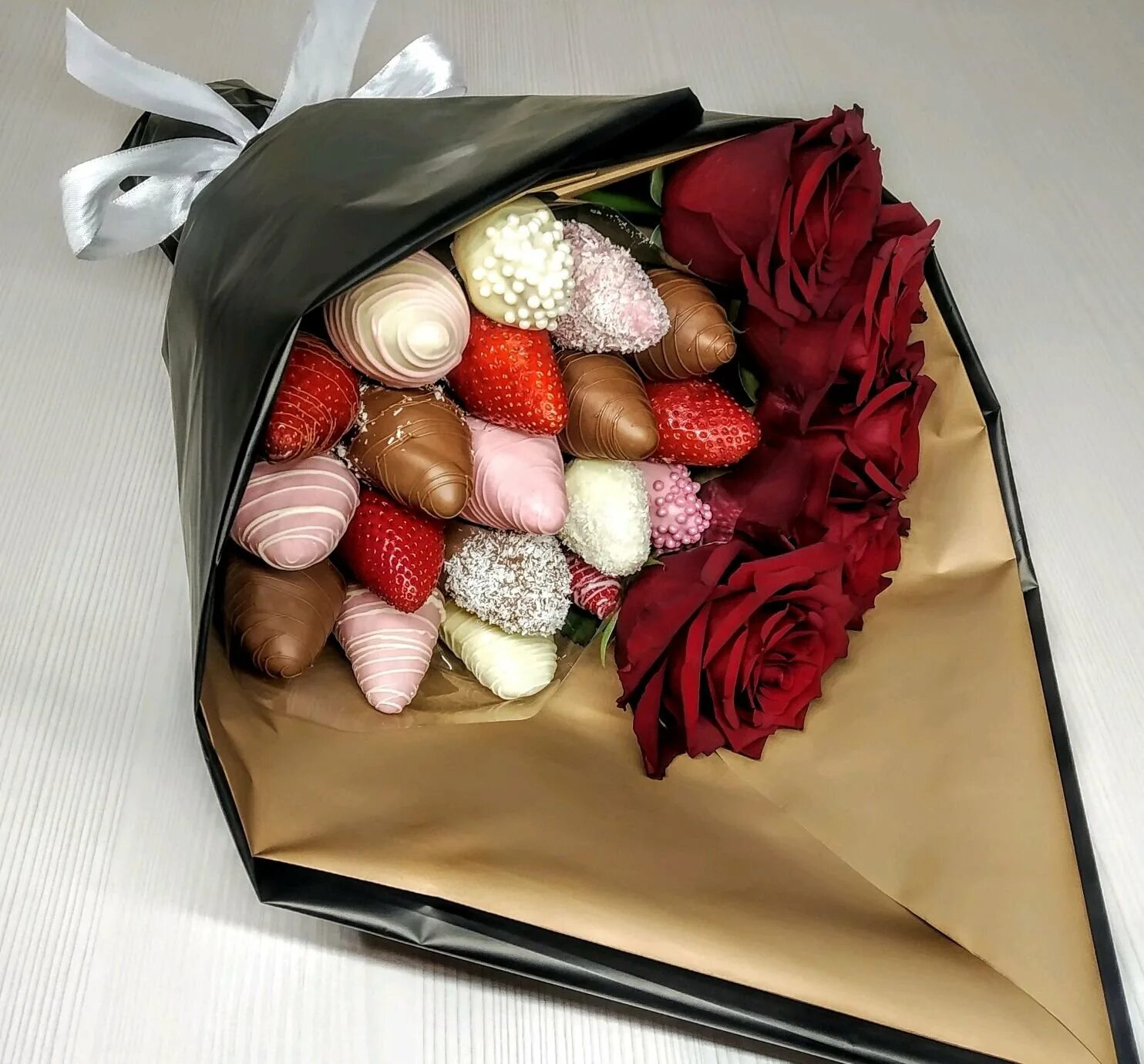 сладкий букет с чоко пай. как упаковать шоколадный букет. букет из шоколадок. упаковка букета в фоамиран. упаковать букет из шоколадных роз.