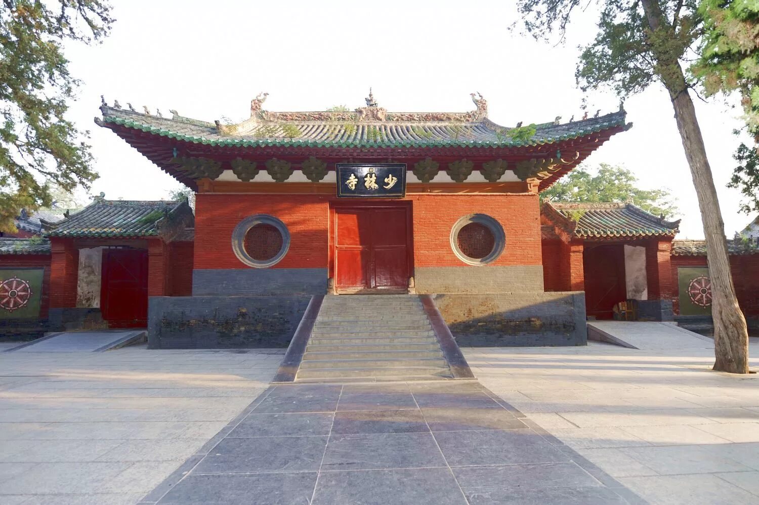 Shaolin temple. Храм Шаолинь. Шаолинь храм ворота. Шаолиньский монастырь в Китае. Буддийский монастырь Шаолинь.