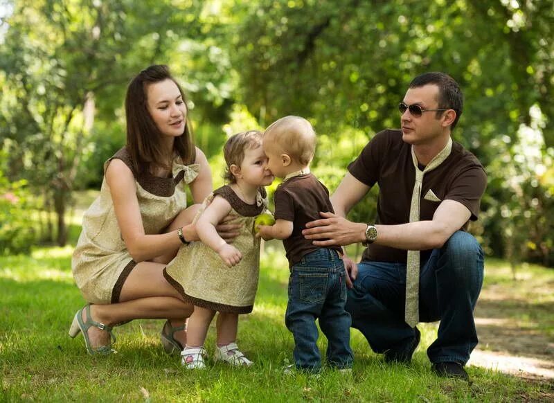 Семейная фотосессия. Фотосессия семьи в одном стиле. Современная семья. Семейная фотосессия с родителями. Families couples only