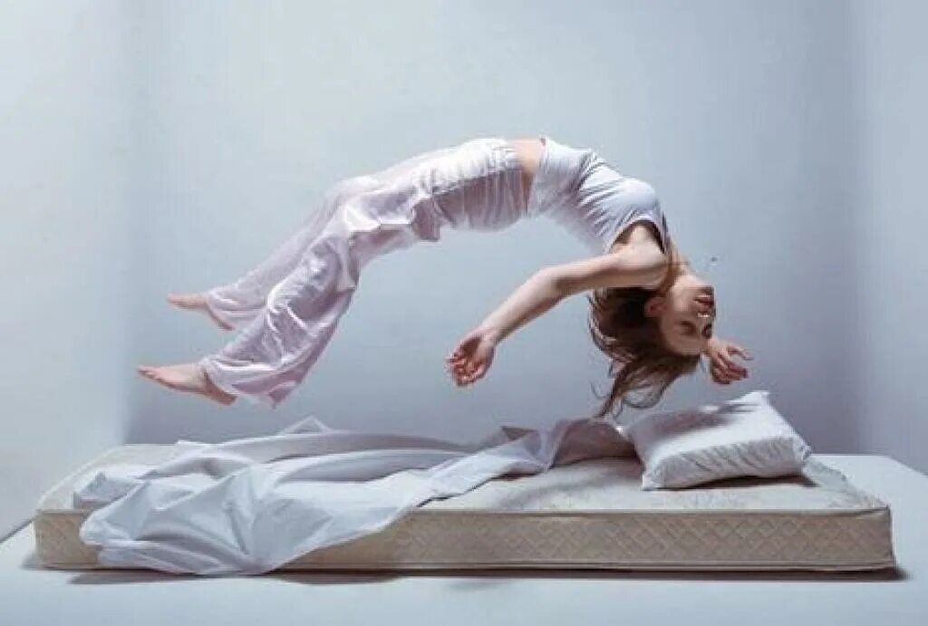 Нестандартная практика. Необычные позы для сна. Человек лежит в воздухе. Девушка лежит в воздухе. Поза в воздухе девушка.