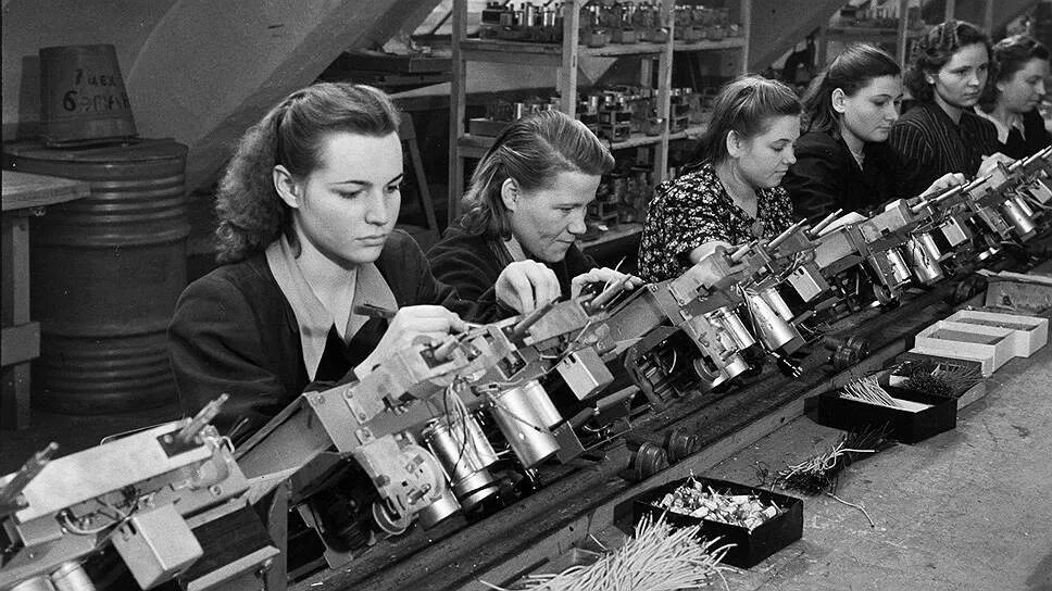 Старые работники. Завод ссср 60-е. завод в ссср 1960-е. 70е ссср работники. советский радиозавод 50е.