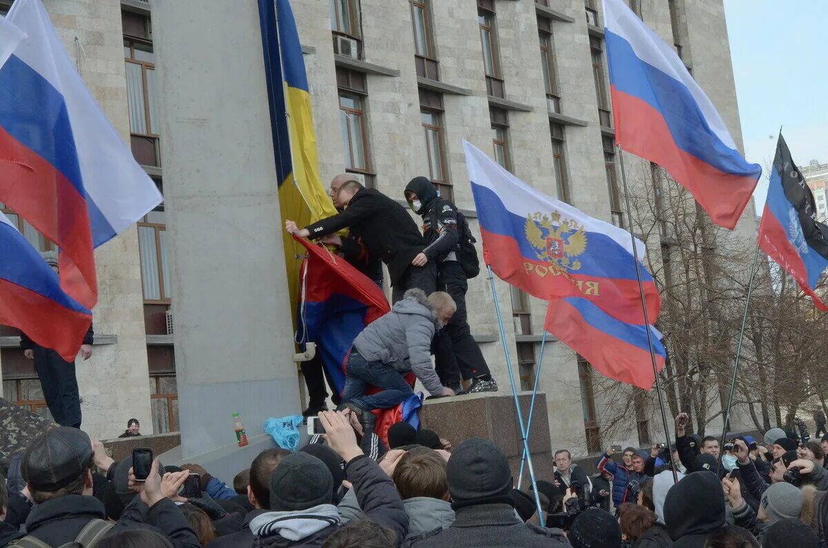 Киев русский или украинский. Сепаратисты 2014 Украина. Евромайдан уна УНСО. Российский флаг на Украине. Российский Флан в Украине.