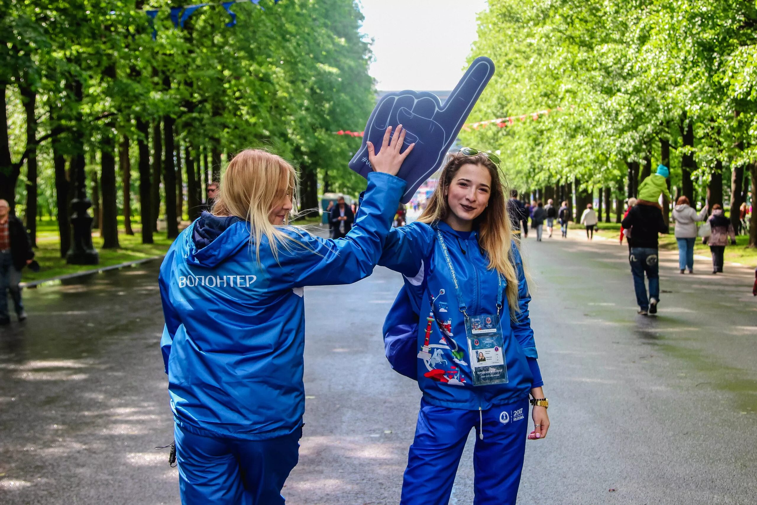 Волонтеры опросят. Фотосессия волонтеров. Современные волонтеры. Красивые девушки волонтеры.