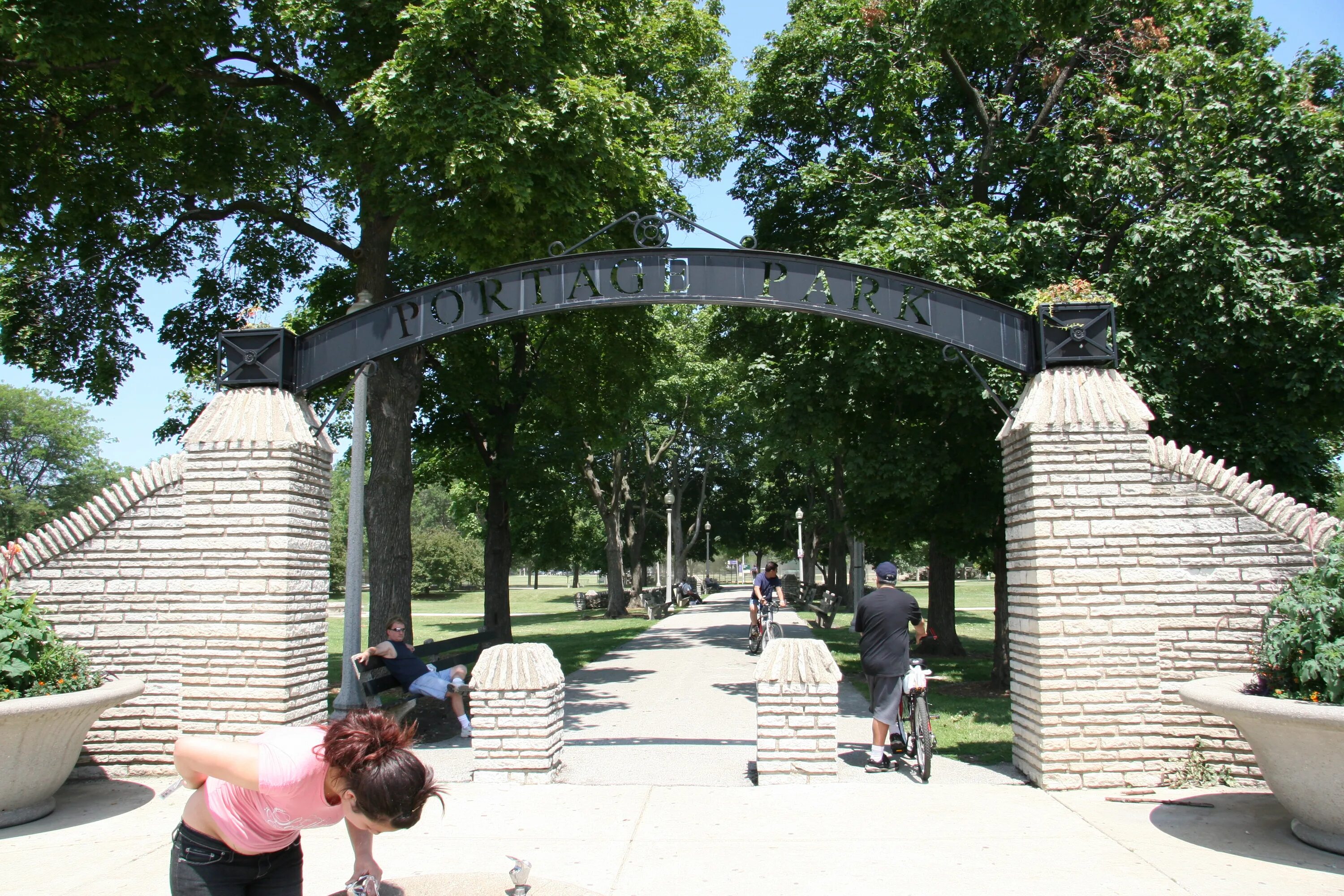 Парк ис. Зоопарк в Нью-Йорке Центральный парк. Парк entrance. Дуглас парк Чикаго.