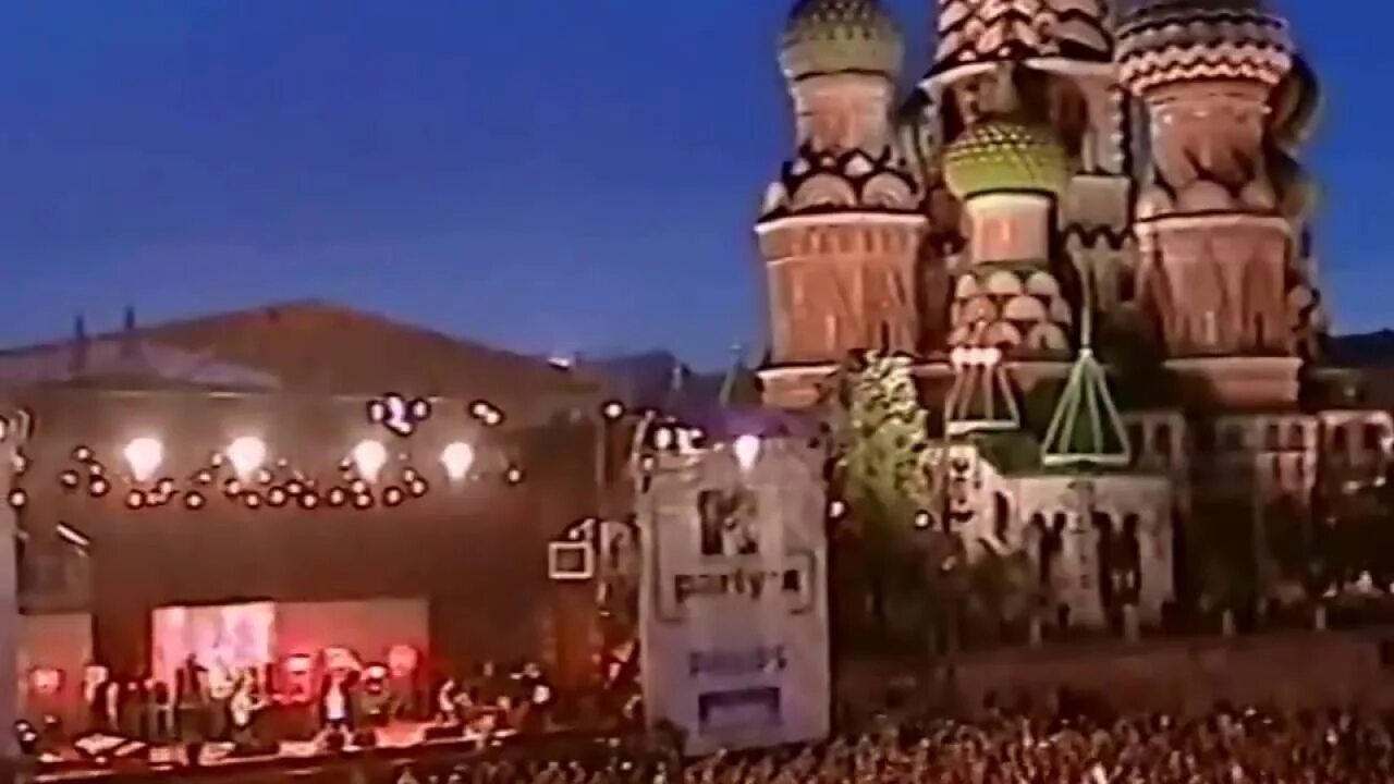 Around the world red hot. Концерт rhcp в москве 1999. red hot chili peppers концерт в москве 1999. red hot chili peppers в москве 1999. концерт red hot chili peppers в москве 1999 красная площадь.