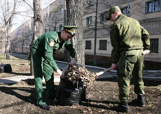 Военные отходы. Уборка территории в армии. Военный субботник. Солдаты уборка территории. Уборка территории военной части.