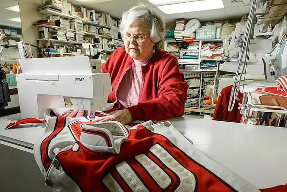 бабушка швейная машинка. шьет на машинке старой. бабушка швея. бабушка шьет. швея пенсионер.