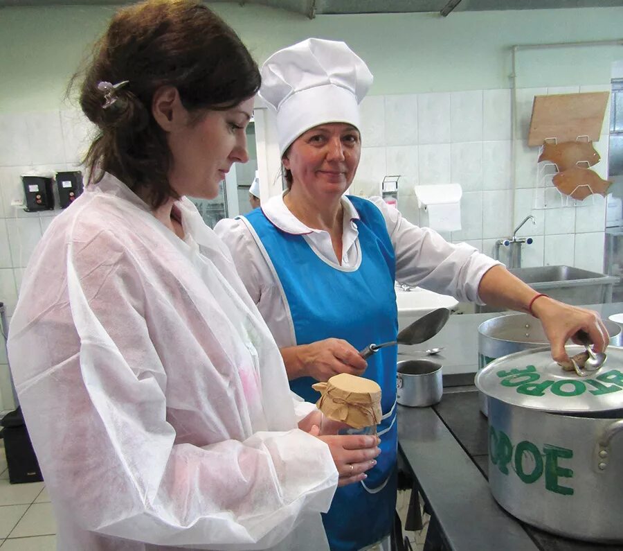 Повар в школьной столовой. Проба еды в школьной столовой. Медсестра в столовой. Повар столовая. Кулинарные пробы