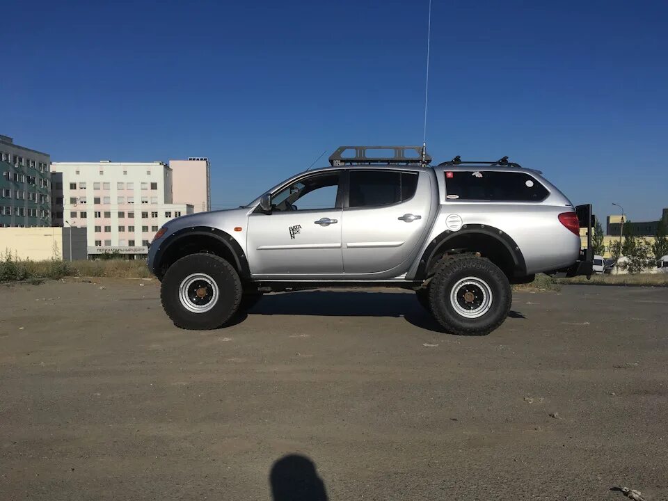 Шины l200 mitsubishi. Mitsubishi l200 35 колеса. Митсубиси л200 на 35 колесах. L200 на 35 колесах. Л200 на 35 колесах.