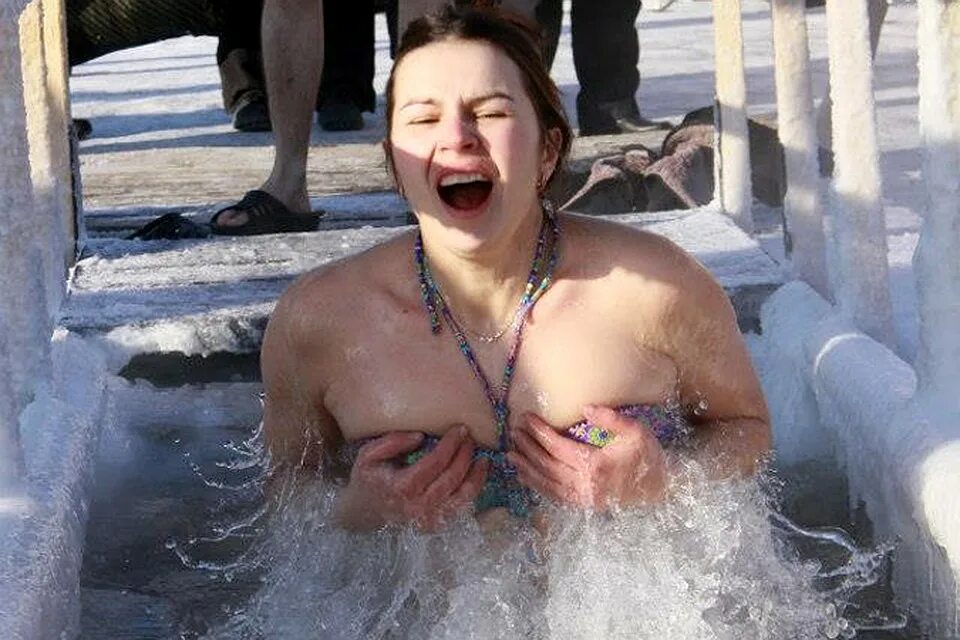 Купание в проруби видео. Крещение женщины. Топлесс на крещение. Купание в проруби. Крещение прорубь.
