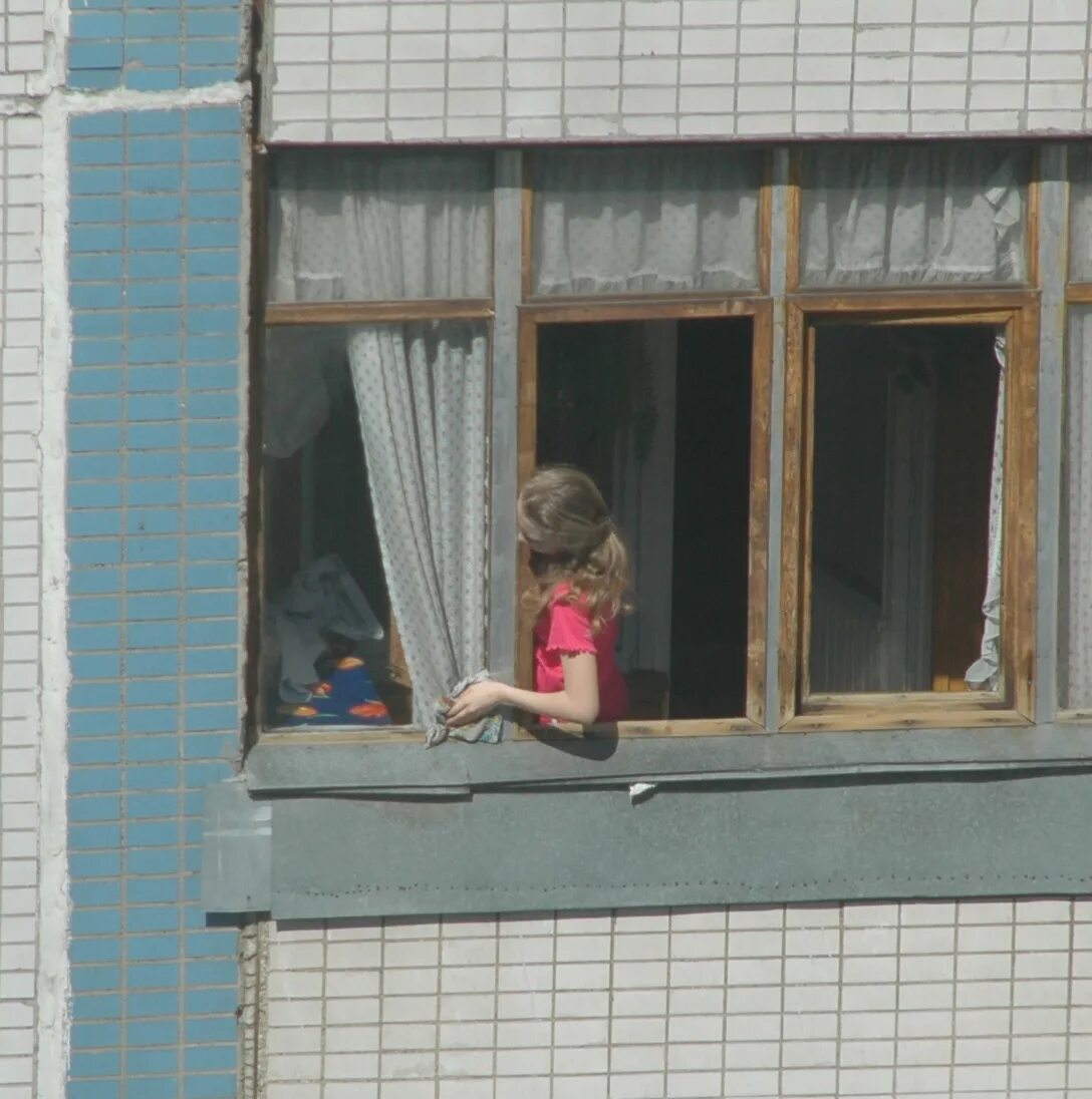 Подсмотренное в окнах домов. Подглядывание через окно. Соседка в окне. Соседи в окне.