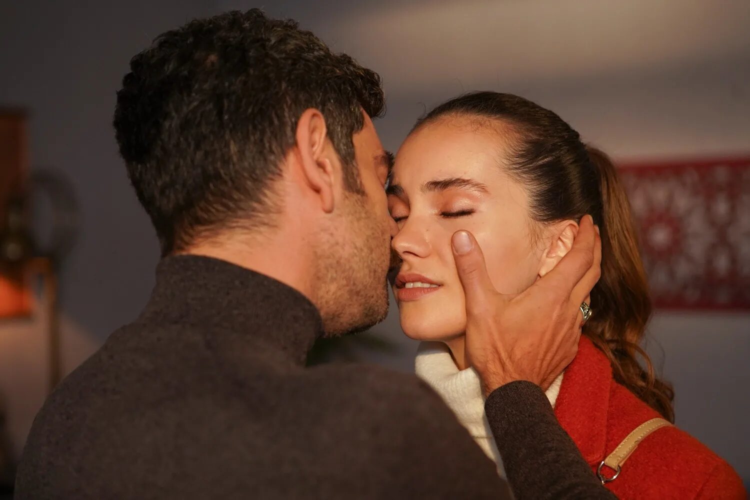 Мендерес саманджилар. Голубка 2019. Нюрсель кёсе. Синан албайрак. Мендерес саманджилар турецкий актёр.