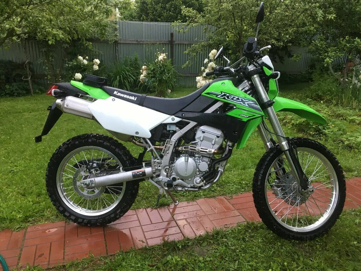 Эндуро мотоциклы кавасаки 250. Кавасаки эндуро 125. Kawasaki 250 кубов эндуро. Kawasaki 250 эндуро. Кавасаки 12é sx крос.
