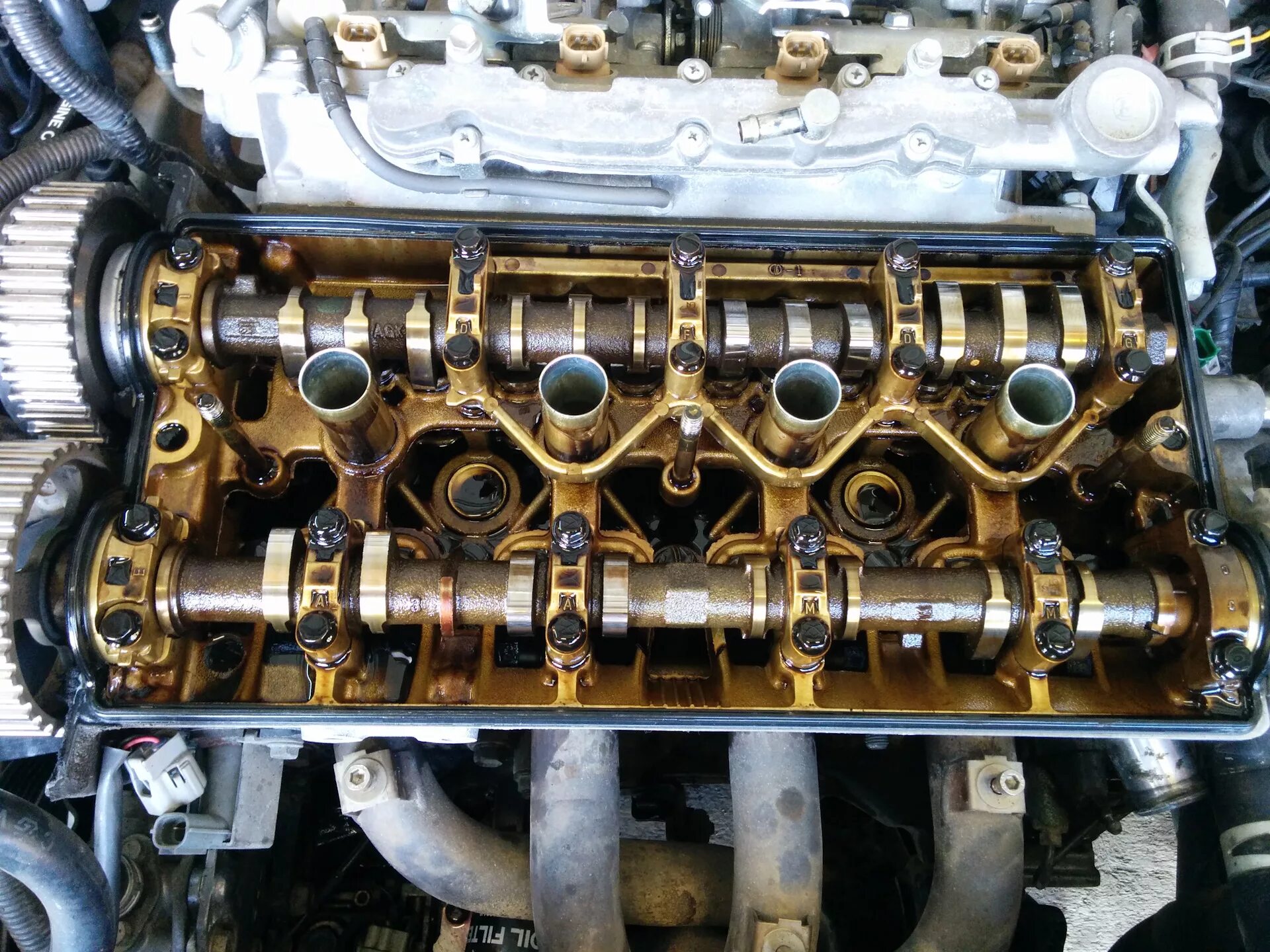 Какое масло после капиталки. Мотор соренто 2,4 со снятой клапанной крышкой. Какое масло после капиталки. 8 дымит после кап ремонта. Закоксованный двс.