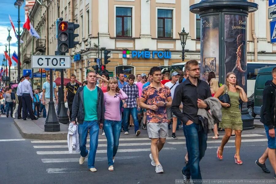 Люди спб. Люди на улицах санкт-петербурга. Люди на улицах санкт-петербурга. Люди на улице спб. Питер лето невский.