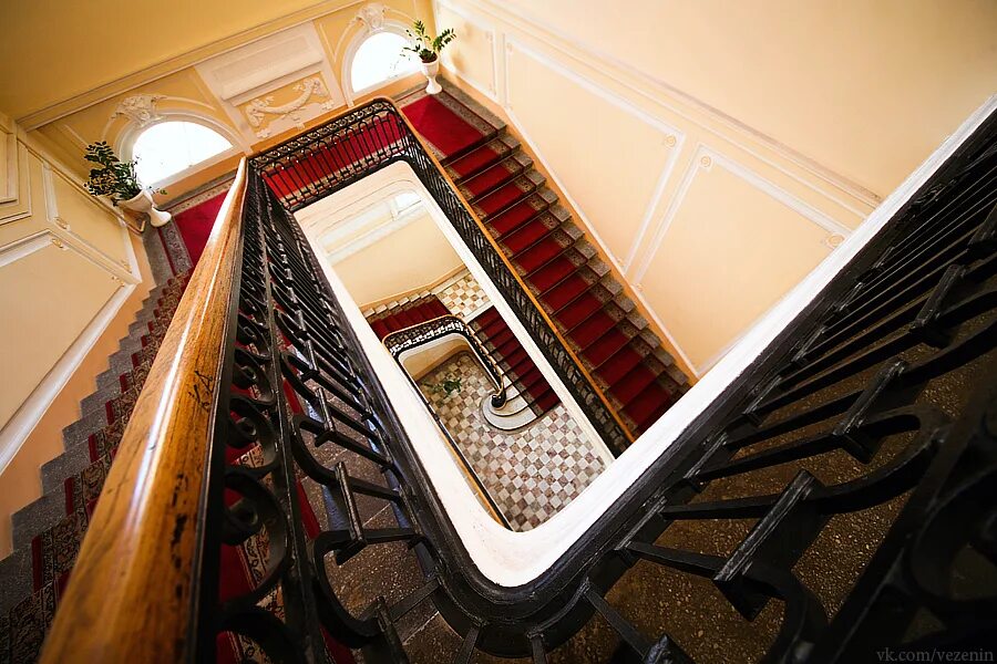 Парадная лестница юсуповского дворца. Санкт-петербург лестница. Английская набережная 44 особняк румянцева. Доходный дом кондратьева с кариатидами. Дубовая лестница особняк румянцева.