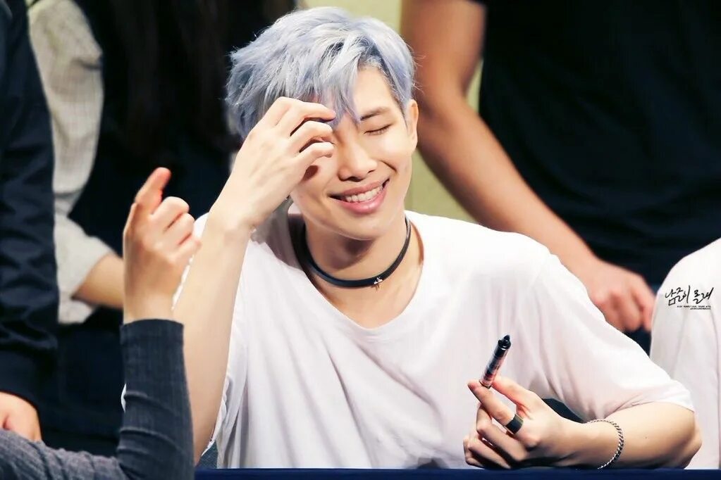 Сколько лет намджуну из бтс. Bts namjun. руки бтс намджун. руки ким намджун из bts. ким намджун ладонь.