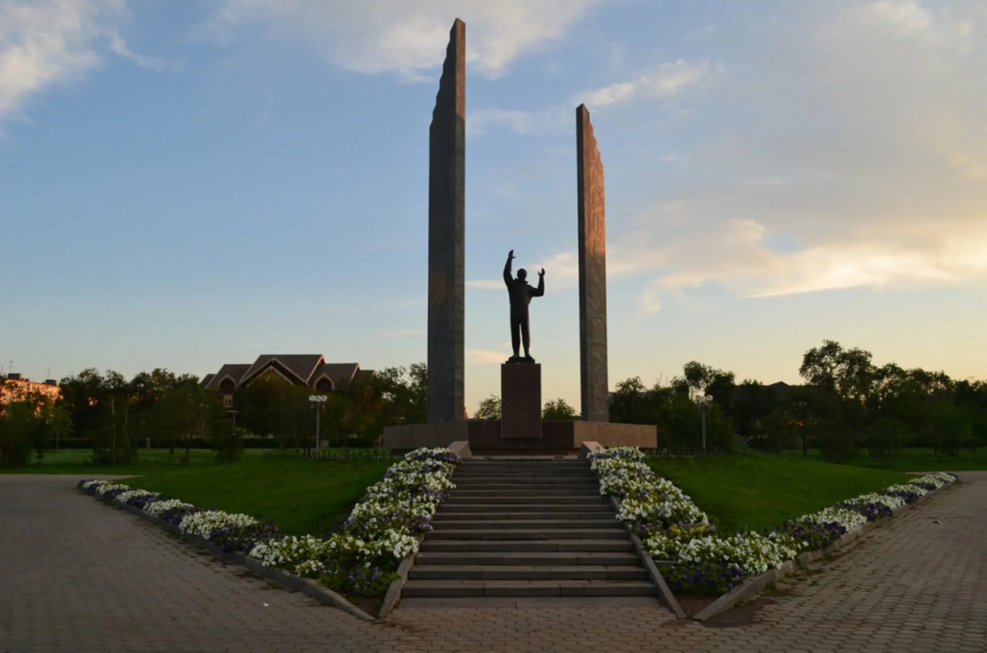 Памятник Гагарина Оренбург. Памятник Гагарину Оренбург Гагарина. Памятник Юрию Гагарину Оренбург достопримечательности Оренбурга. Сквер Гагарина Оренбург.