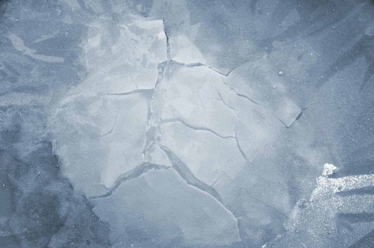 Заморозка экрана. Текстура льда. Фактура льда. Фон лёд для фотошопа. Трещины на льду текстура.