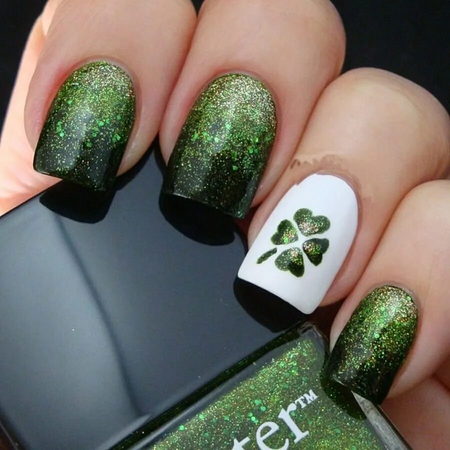 Маникюр на удачу. Маникюр на удачу. Зелёный маникюр с клевером. Маникюр на удачу. Розы на ногтях.