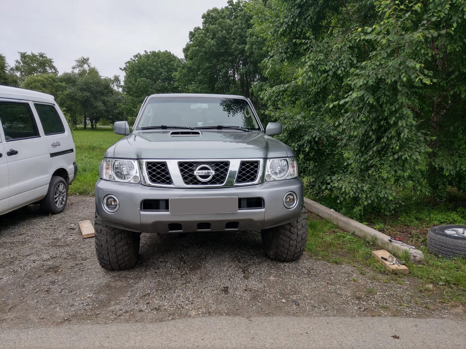 Патрол шины. Ниссан Патрол 61. Patrol y61 37 колеса. Nissan Patrol y61 35 колеса. Патрол на 35.