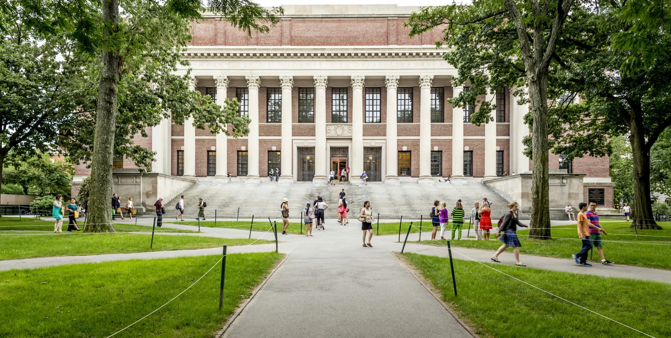 University picture. Кампус Гарварда. Гранадский университет. Кампус университета Гранады. Гарвард Нью Йорк.